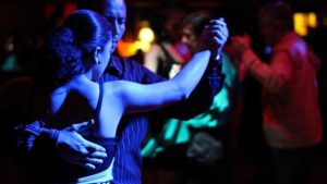 Kobieta i mężczyzna obejmujący się tańczą tango